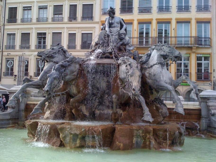 Appartement Place Des Terreaux ลียง ภายนอก รูปภาพ